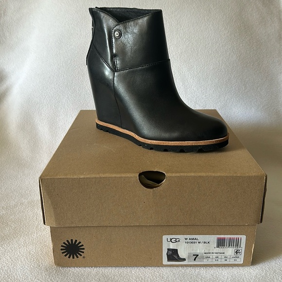 UGG Black Ankle Boots NWOT - Picture 1 of 6